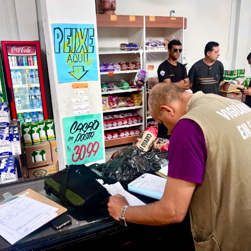 Supermercado no bairro Ipê é interditado durante fiscalização sanitária em Pinheiral